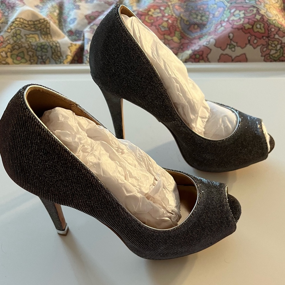 NWT Badgley Mischka “Humbie IV” Gold Pewter Open Toe Shoes *Price Firm*